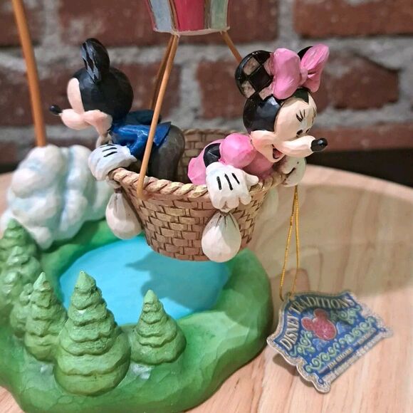 Jim Shore Disney#6011916 Love Takes Flight-Mickey & Minnie Heart-Air Balloon New - Picture 2 of 6